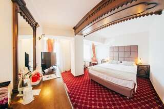 Отель Best Western Bucovina Club de Munte Гура-Гуморулуй Улучшенный двухместный номер с 1 кроватью или 2 отдельными кроватями и балконом-1