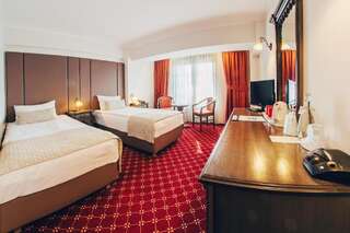 Отель Best Western Bucovina Club de Munte Гура-Гуморулуй Улучшенный двухместный номер с 1 кроватью или 2 отдельными кроватями и балконом-10